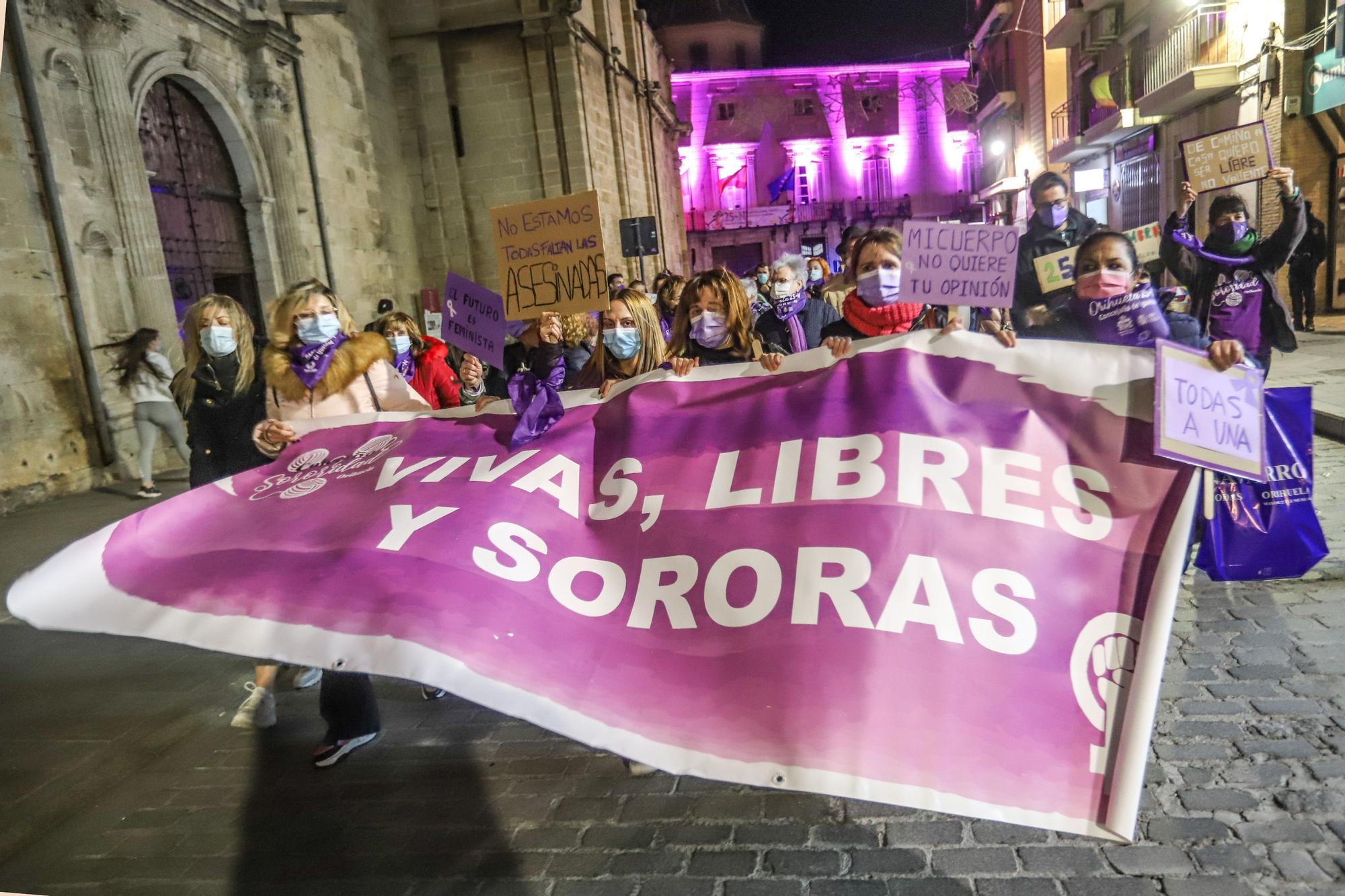 Protesta anoche en Orihuela en la marcha del 25N convocada por la Mesa de Igualdad del municipio y la concejalía