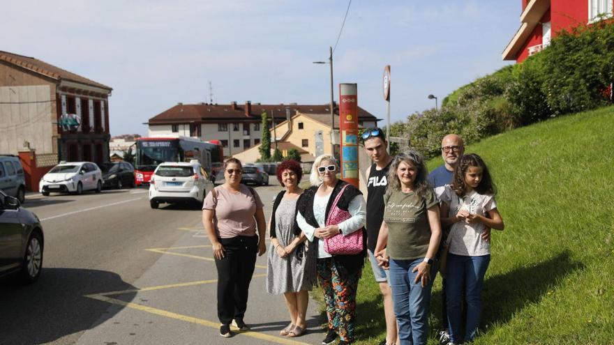 Los vecinos de Roces urgen un paso de peatones para coger el bus: &quot;Cada vez que tenemos que cruzar sentimos mucho miedo&quot;