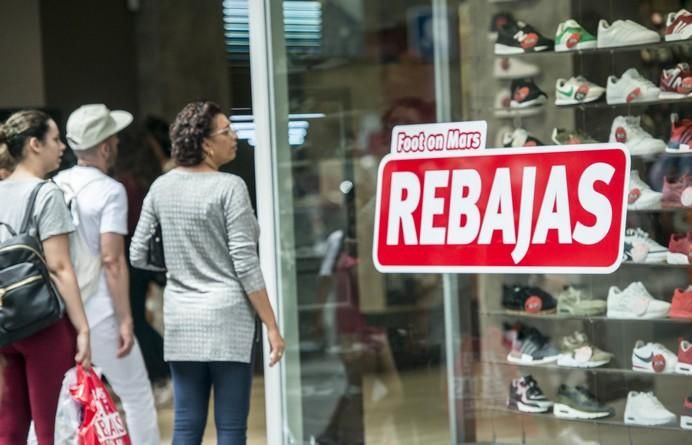 LAS PALMAS DE GRAN CANARIA A 30/06/2017. Rebajas de verano en las tiendas de la zona comercial de Triana. FOTO: J.PÉREZ CURBELO