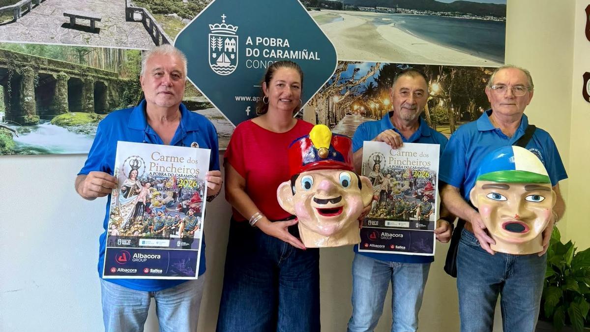 Patricia Lojo, con membros da comisión de festas do Carme dos Pincheiros.