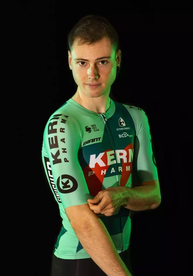 Así son los maillots de los equipos UCI World Tour 2025