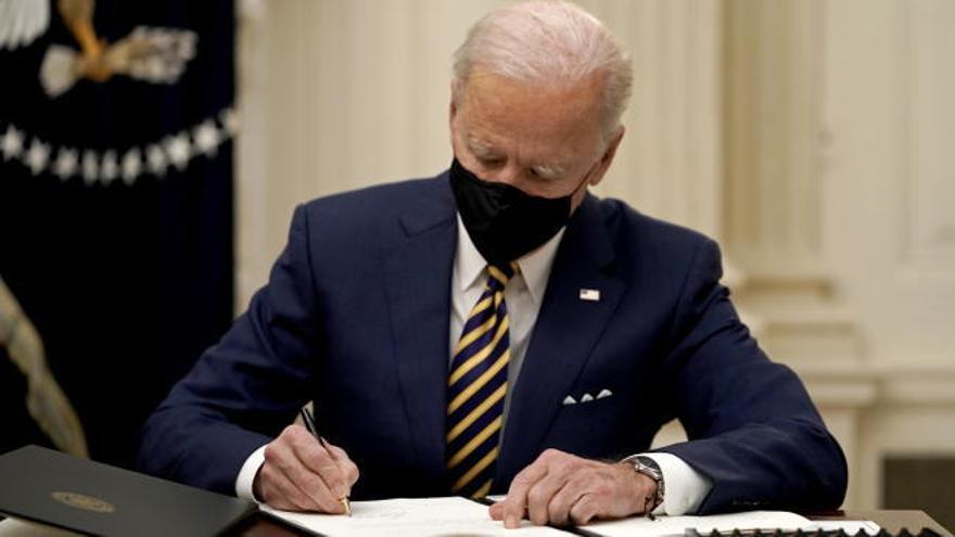 Biden duplica el salario mínimo y amplía la ayuda para alimentos