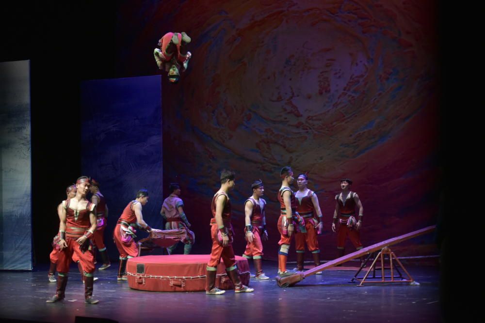 El Gran Circ Acrobàtic Nacional de la Xina sorprèn  el públic manresà amb l’art de l’acrobàcia
