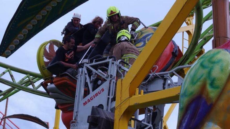 Rescatadas nueve personas de una montaña rusa averiada en las ferias