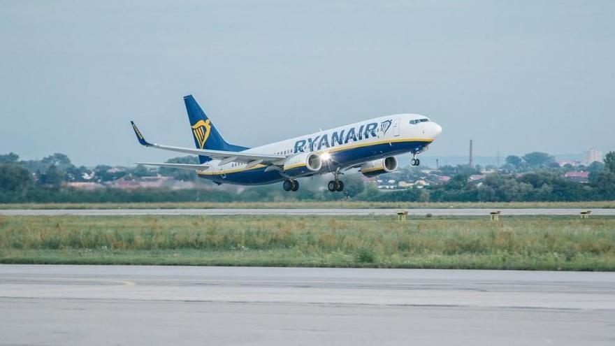 Ryanair: &quot;Un azafato gana 40.000 euros anuales y no se le obliga a comprar el agua&quot;