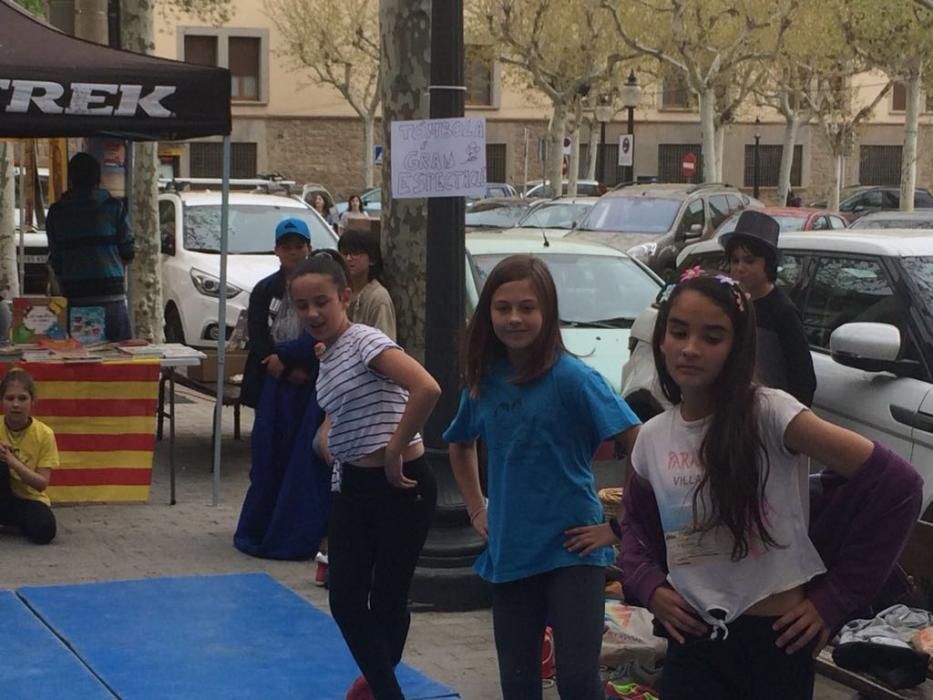 Alumnes fent la tòmbola de Sant Jordi