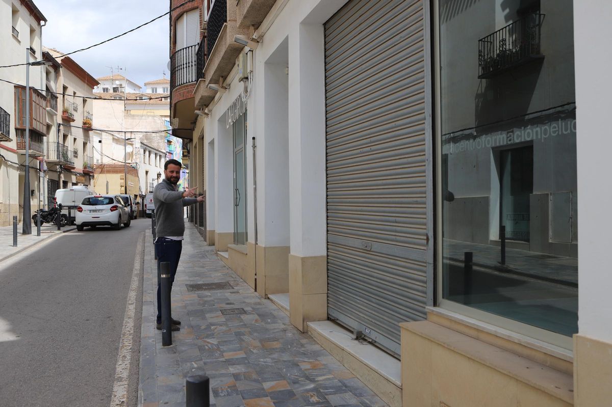 El edil de Juventud señala el bajo de la calle Granero que albergará la sala.