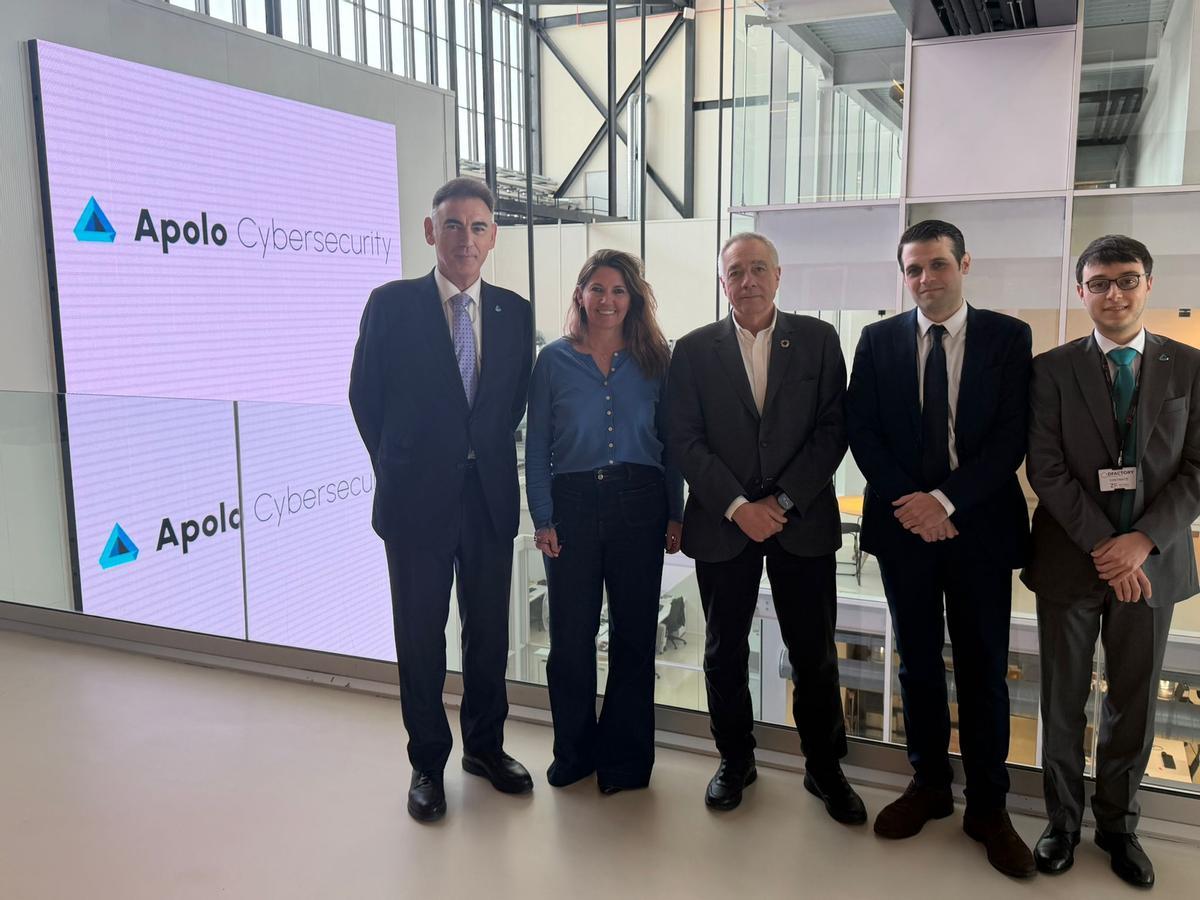 Presidente ejecutivo del CZFB, Pere Navarro, y la directora general, Blanca Sorigué, junto al CEO de Apolo Cybersecurity, Carles Flamerich ,Eric Serrano ,CMO y Alberto Martí, Account Manager de la compañía