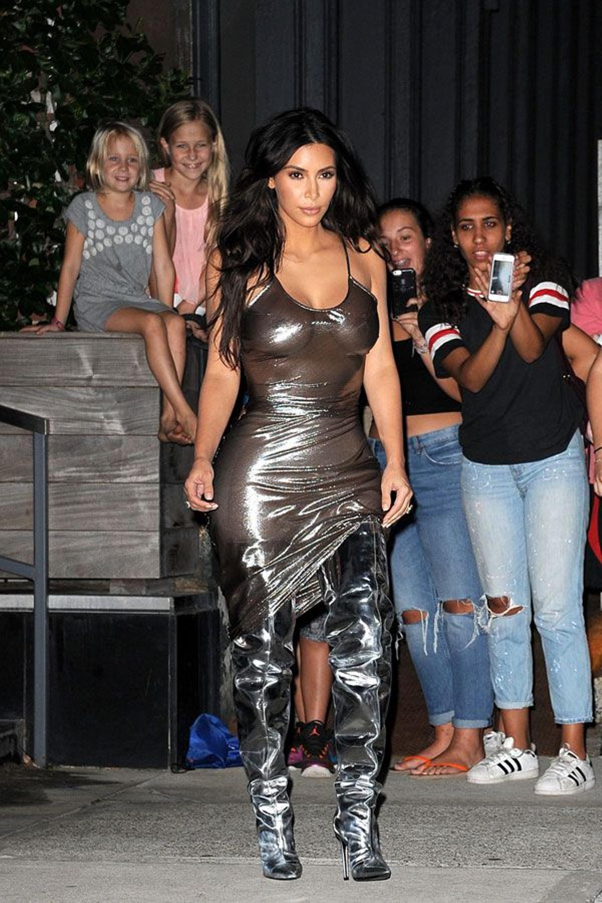 Kim Kardashian con look metalizado