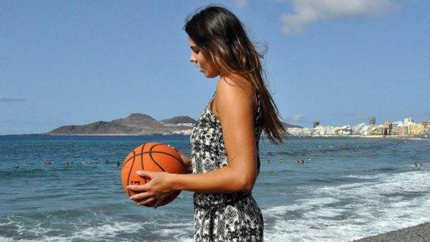 Yurena Díaz amb una pilota i les Canàries, dues de les seves passions
