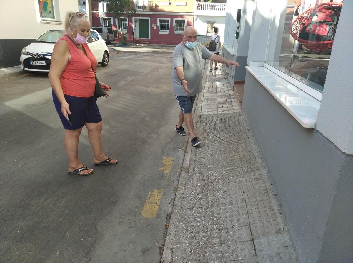 Un rebaje sin sentido y peligroso en calle Ceres.