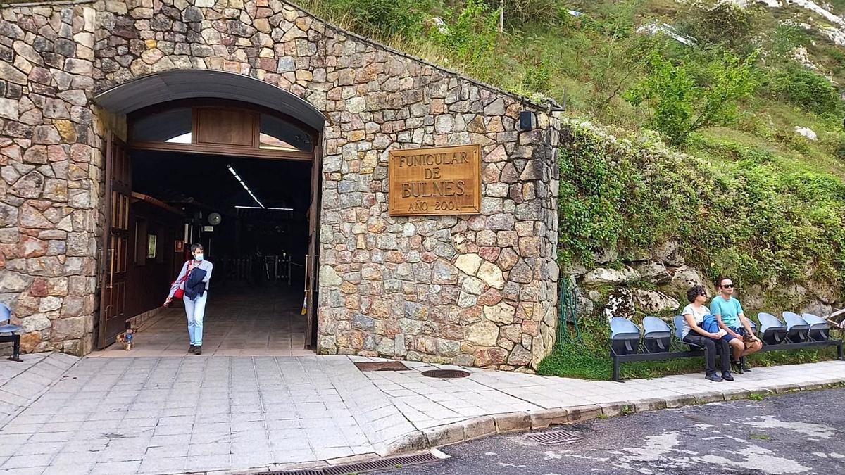Turistas en la zona de entrada de la estación de Poncebos. | María Villoria