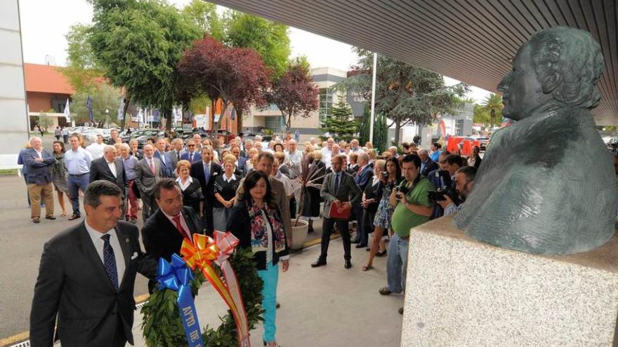 Por la izquierda, Esteban Aparicio, Orlando Moratinos y Amelia Fernández, durante la ofrenda floral.