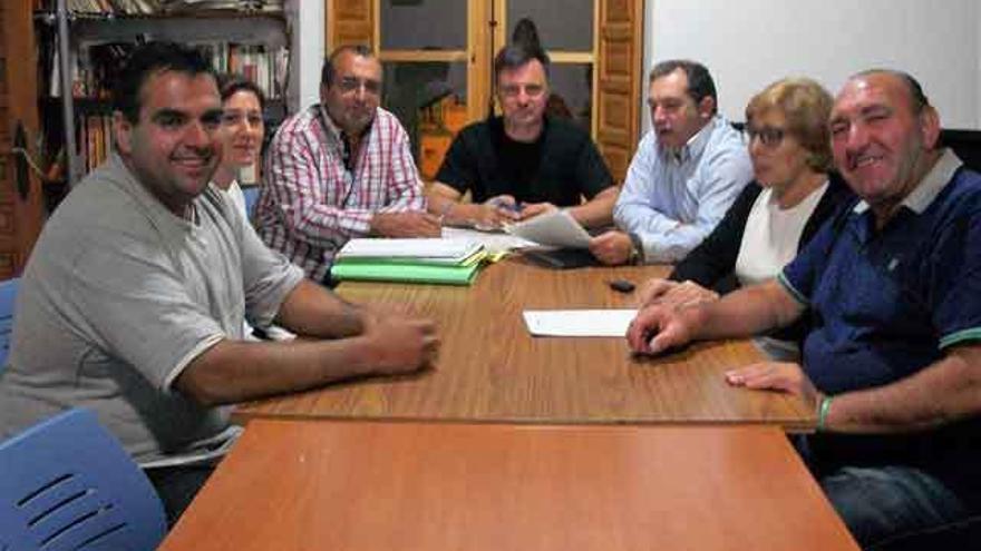 Del Teso (tercero por la derecha) con miembros de la directiva de la asociación del ajo en una reunión.
