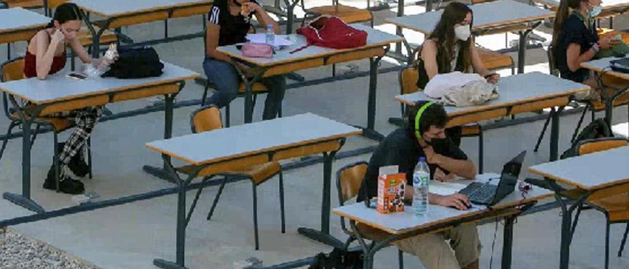 Alumnos en la Universidad de Alicante en aulas al aire libre durante la pandemia