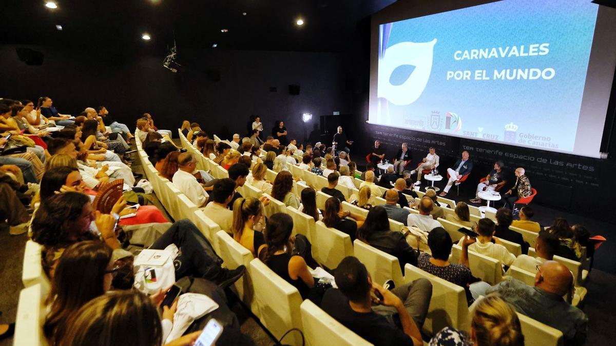 El salón de actos del TEA acogió la jornada inaugural del I Congreso Internacional de Profesionalización del Carnaval, que finaliza este viernes.