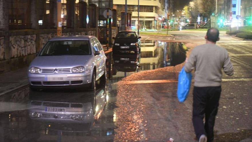 Coches en charcos en la carretera al Puerto. | Iago López