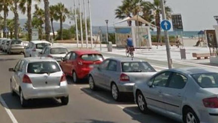 Castelló ampliará el espacio para corredores y ciclistas en el paseo marítimo de la playa