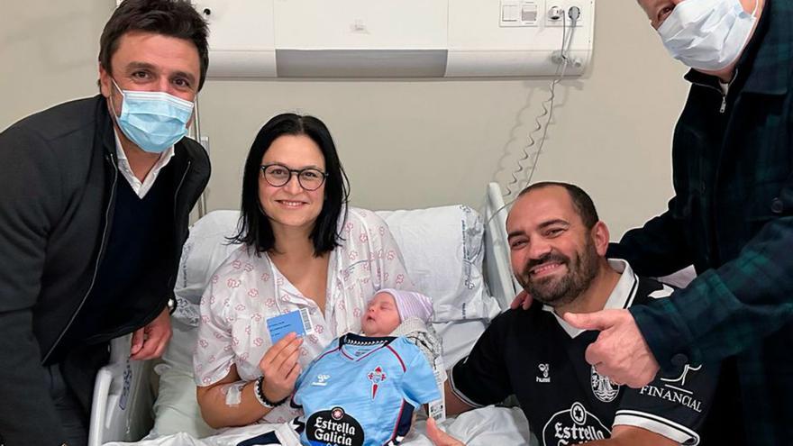 Roi Carballo con sus padres, acompañados de Cao y Atilano. |  RCC