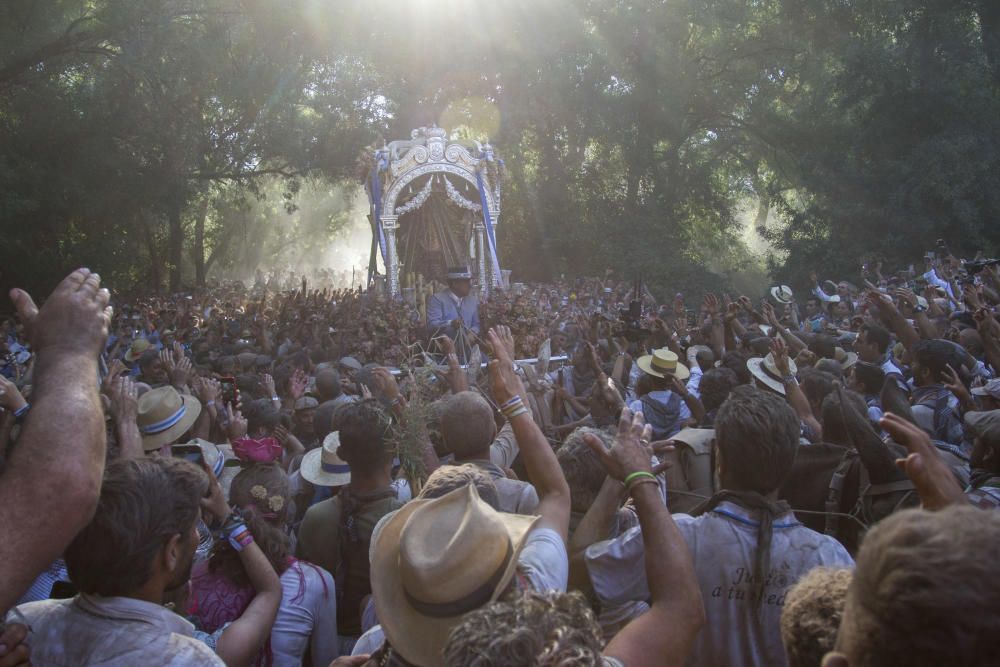 Camino al Santuario de la Virgen del Rocío en Almonte.