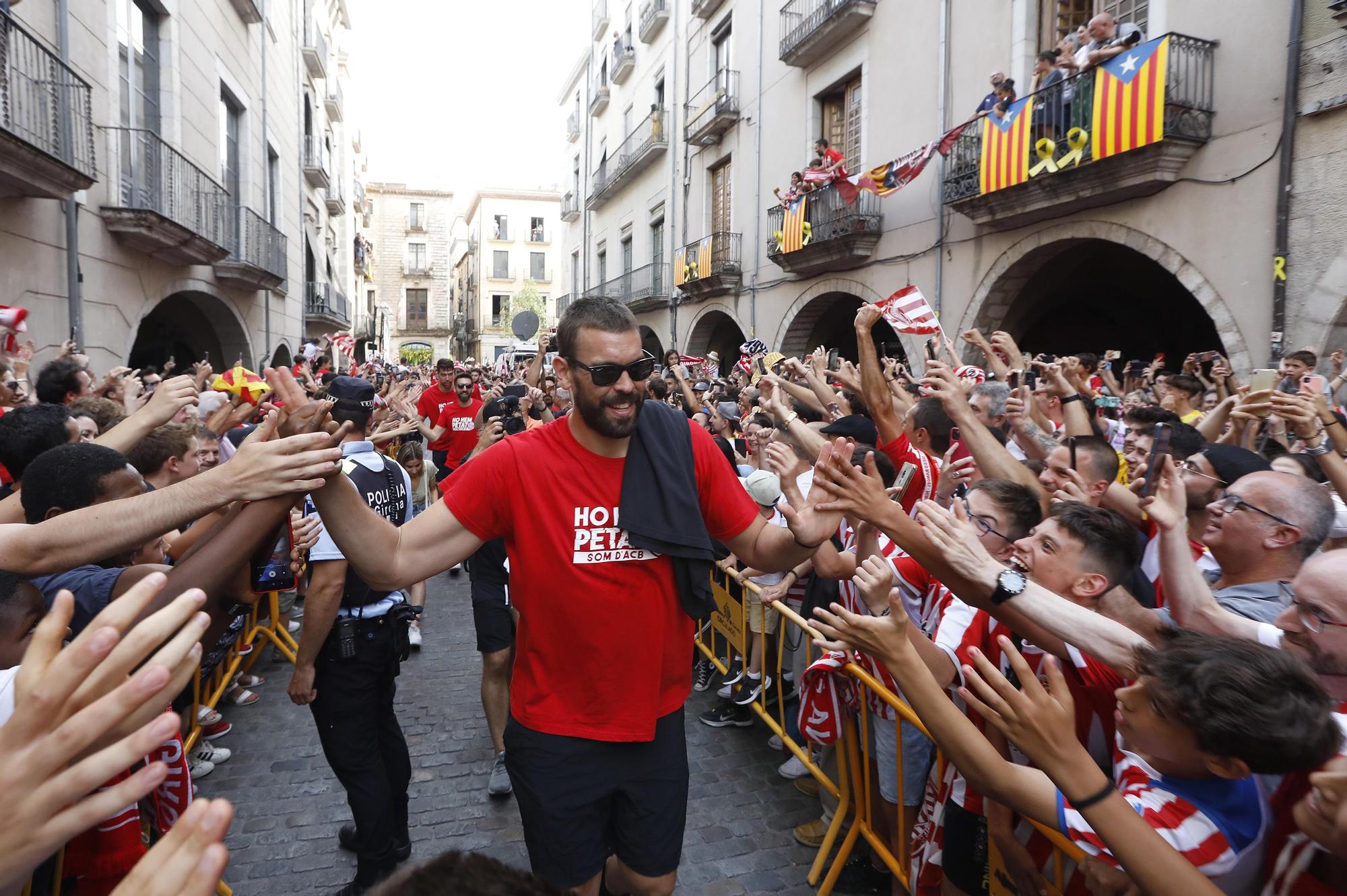 Les millors imatges de la rua de celebració del Girona i el Bàsquet Girona