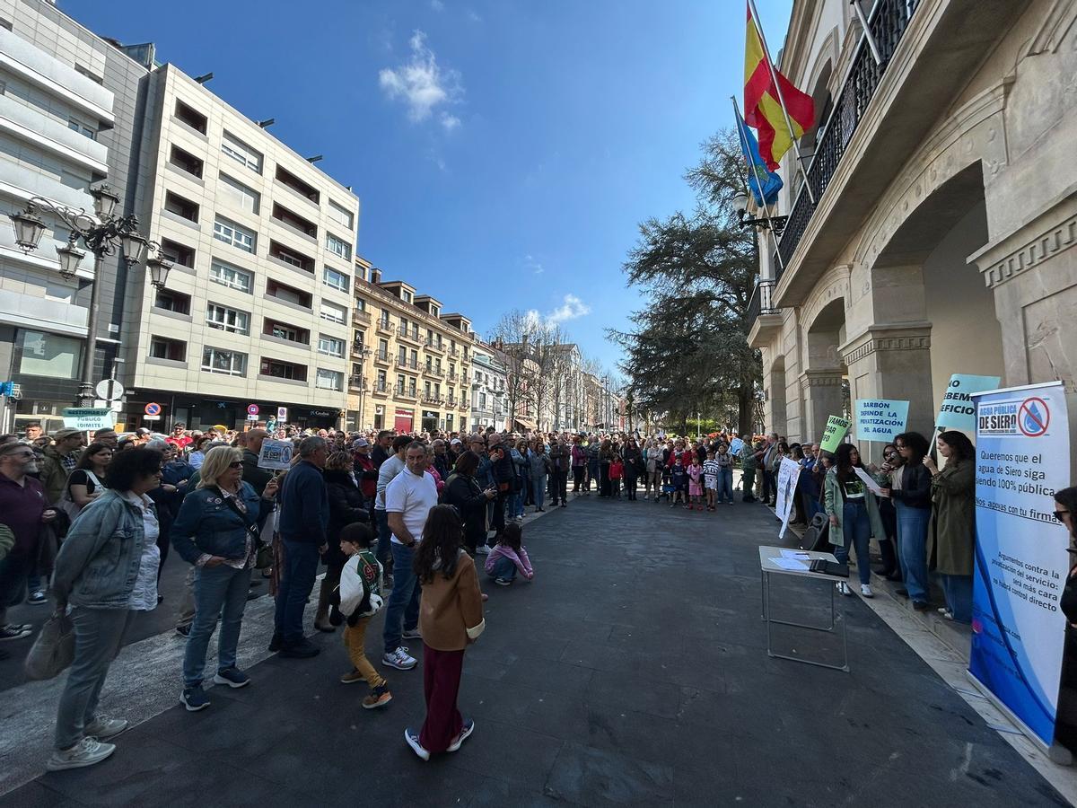 Concentración ante el Ayuntamiento de Siero en contra de privatizar la gestión del agua.