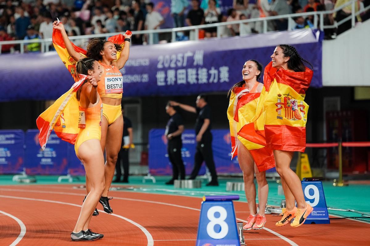 Esperança Cladera, a la izquierda, festeja la medalla de plata con sus compañeras.