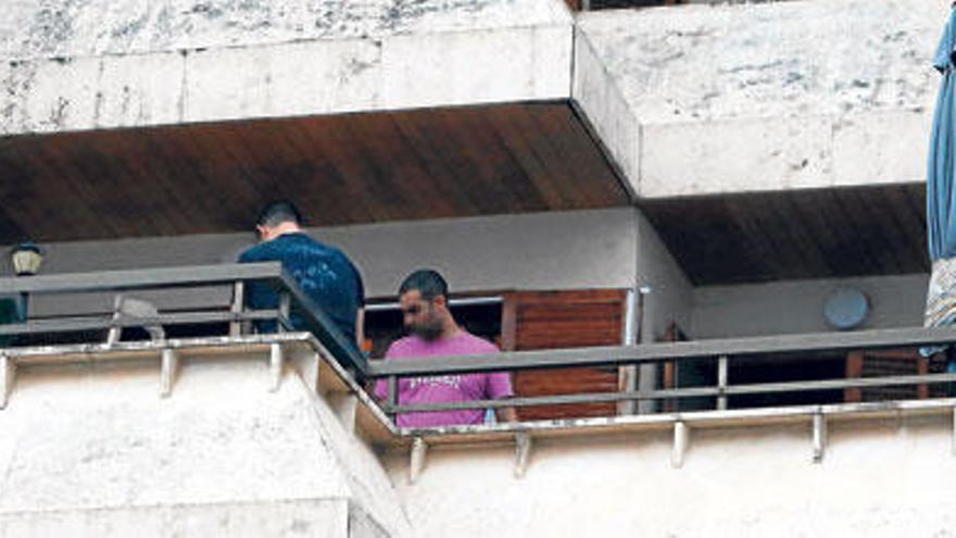 Una mujer se tira del balcón tras ser golpeada con un mazo por su exmarido