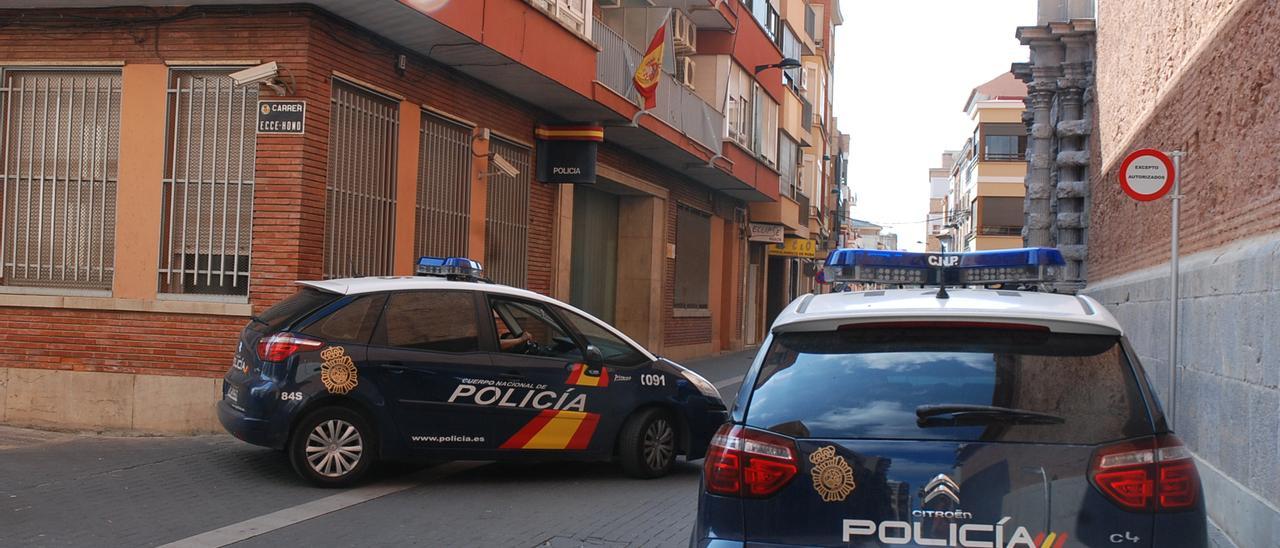 Dos coches patrulla frente a la comisaría de Vila-real.