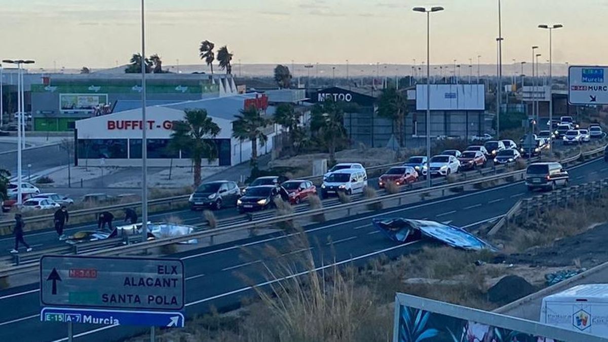 Asi estaban los cuatro carriles de la ronda norte a consecuencia de la caída y vuelo de la valla