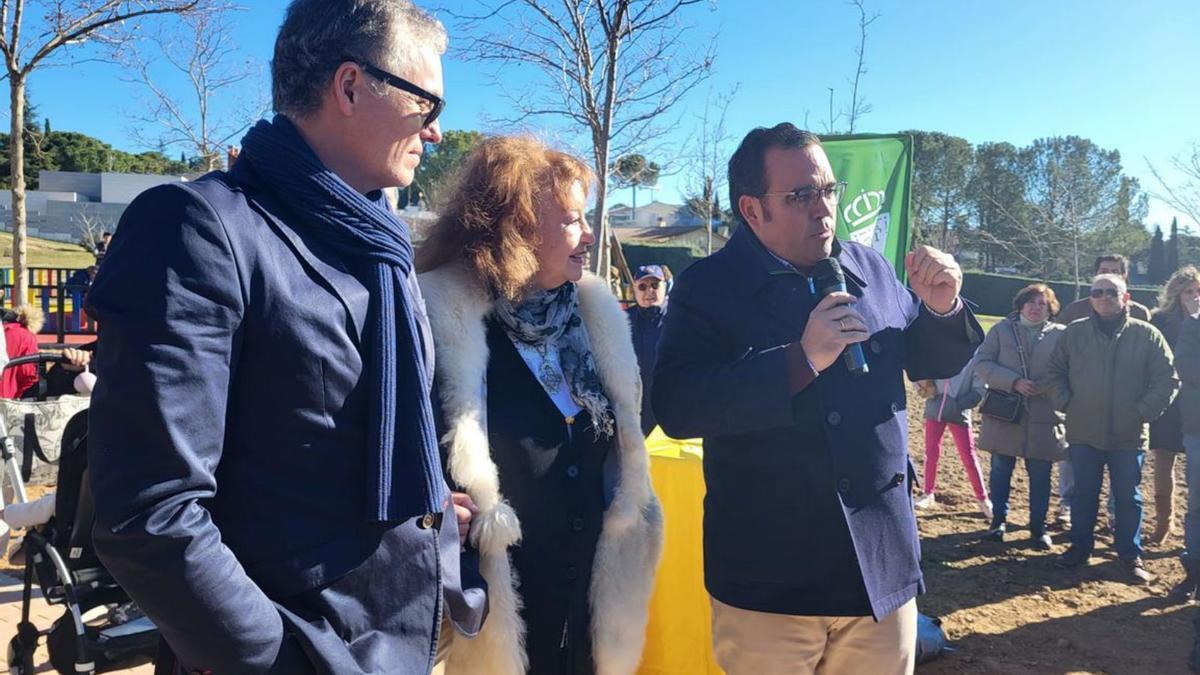 La actriz asturiana, del brazo de su hijo, David Peinado, junto al alcalde de Boadilla del Monte. | LNE