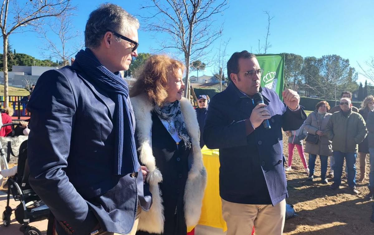 La actriz asturiana, del brazo de su hijo, David Peinado, junto al alcalde de Boadilla del Monte. | LNE