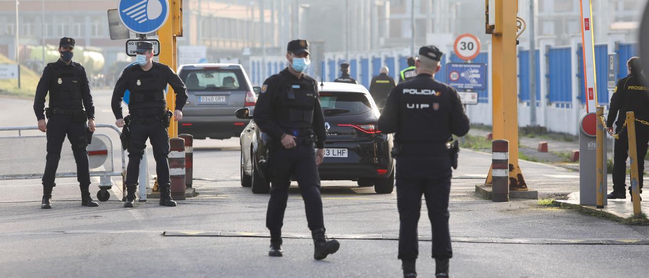 La Policía, a la entrada de Alu Ibérica.