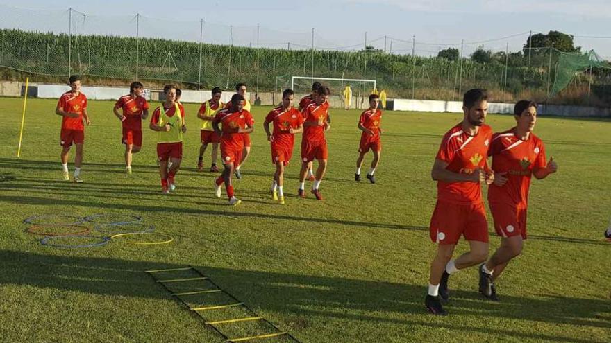 Saúl Fernández, el primero por la derecha, en el entrenamiento de ayer del Zamora CF.