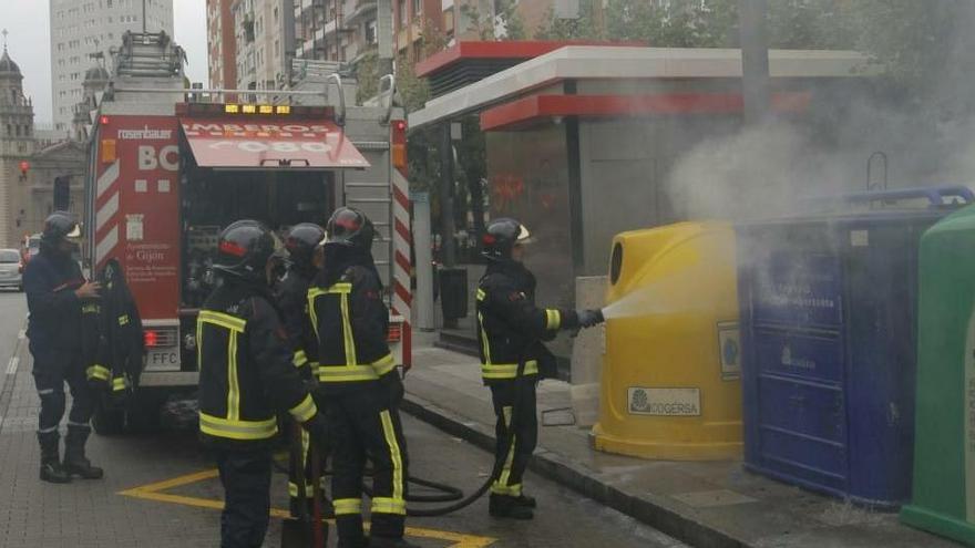 Los Bomberos sofocan un incendio en un contenedor en el Humedal