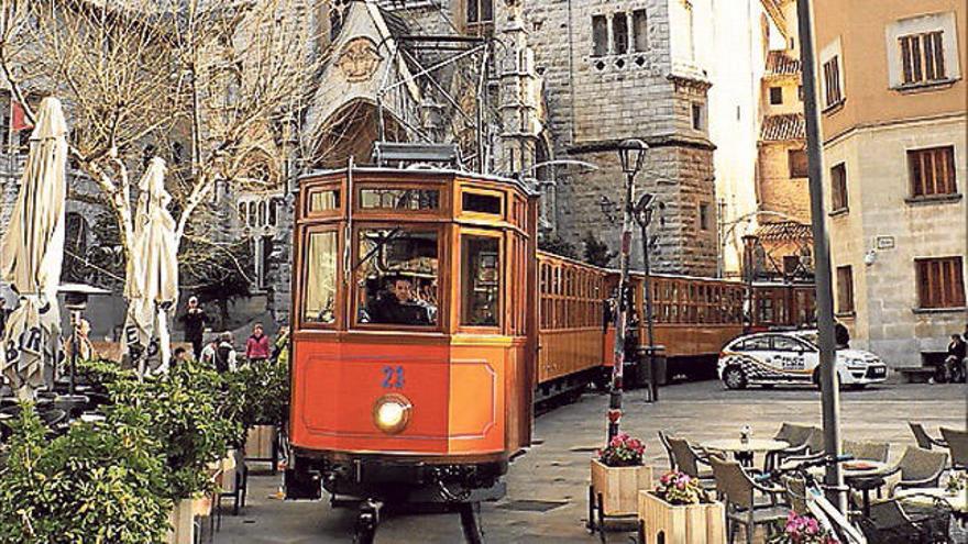 El tren de Sóller se adentra en las maravillas de la isla y, una vez en Sóller, continúa el viaje al pasado a bordo de un tranvía de 1913.