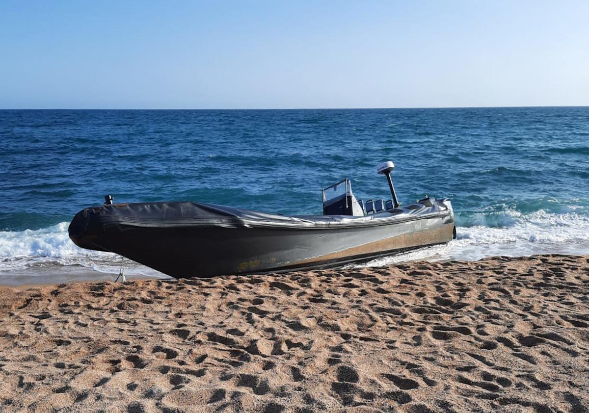 Una narcollanxa s’encalla en una platja de Sant Pol de Mar