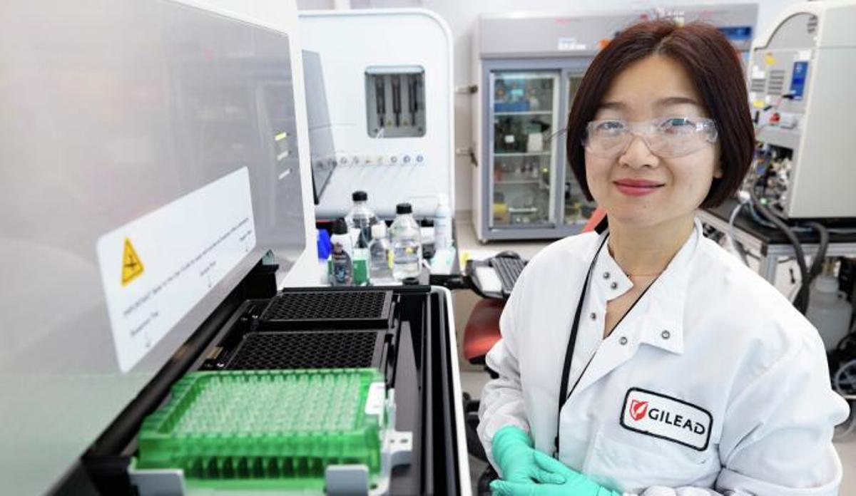 Investigadora de Gilead en instalaciones de la compañía.