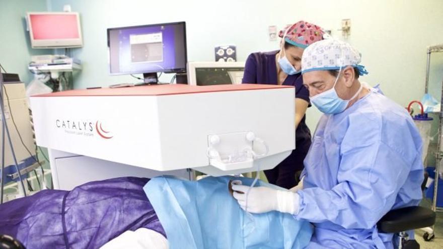 El Dr. Pedro Tañá en quirófano de HLA Vistahermosa realizando una cirugía de cataratas láser.