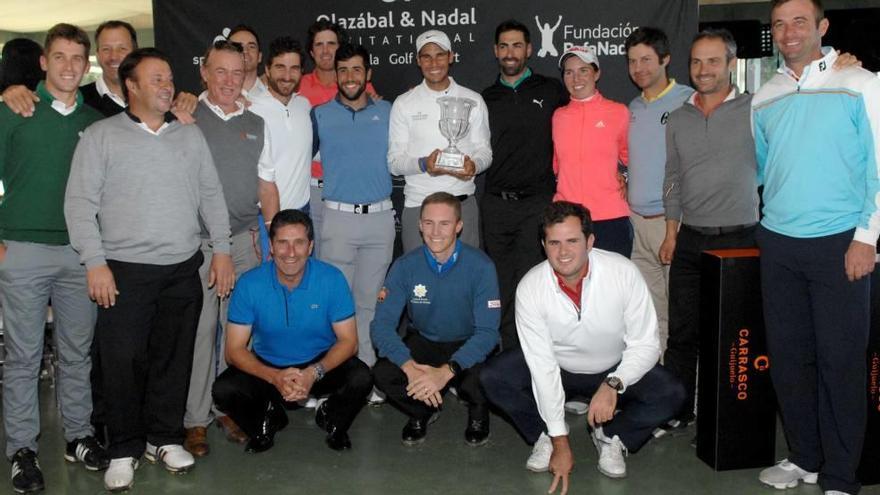 Rafel Nadal posa en el centro de la imagen con el trofeo en sus manos.