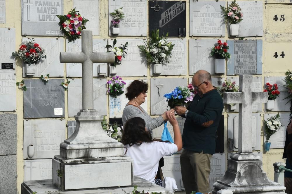 Familiares acuden con flores a visitar las tumbas de San Amaro.