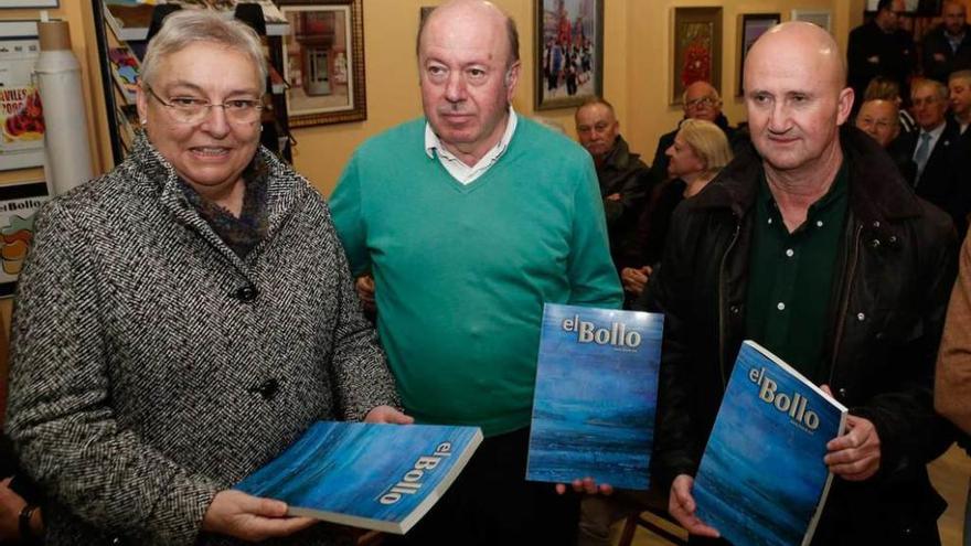 Josefa Sanz, Benjamín Lebrato y Truyés, con el ejemplar de &quot;El Bollo&quot;.