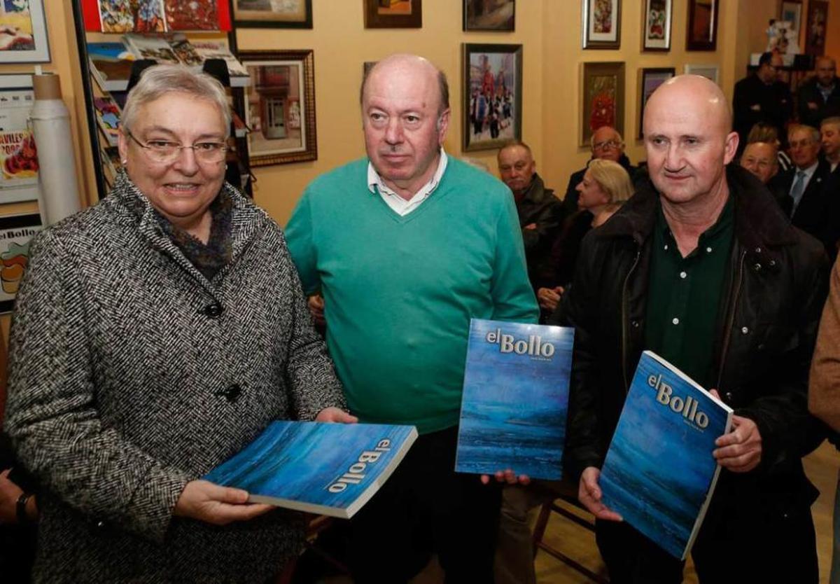 Josefa Sanz, Benjamín Lebrato y Truyés, con el ejemplar de "El Bollo".