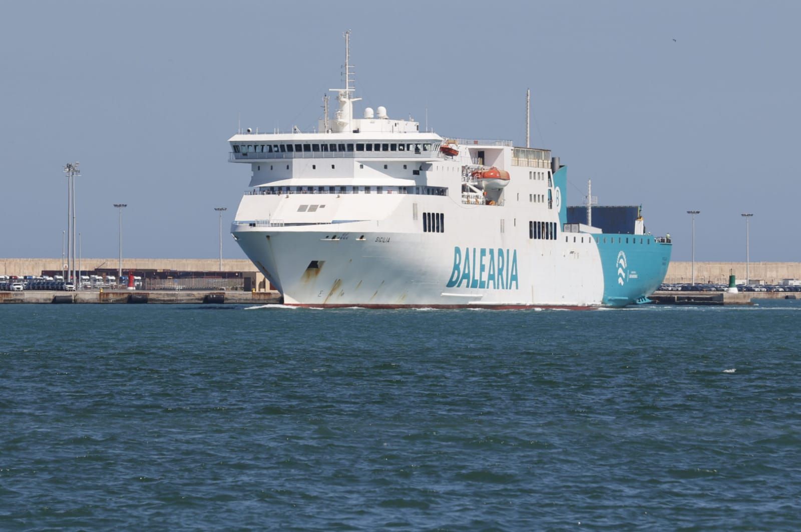 Los jóvenes del macrobrote de Mallorca desembarcan en València