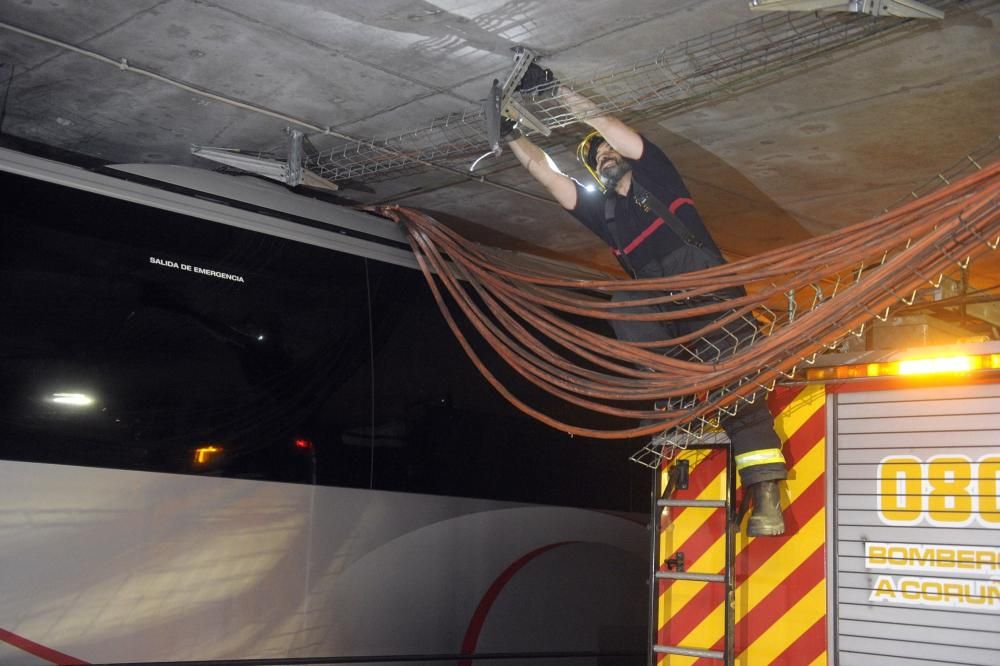 Un autobús escolar, atrapado en el túnel de María