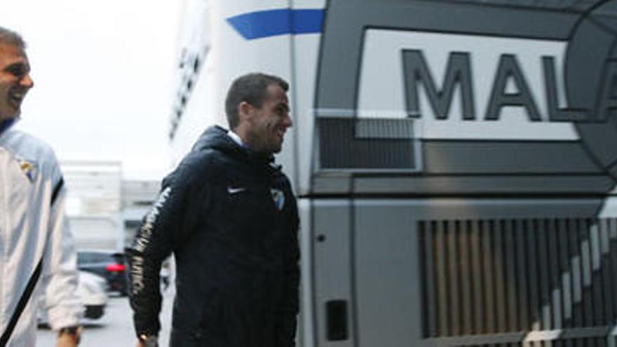 Los malaguistas Joaquín y Duda, antes de partir rumbo a Sevilla en autobús, ayer.