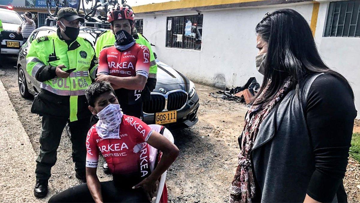 Nairo Quintana (derecha), descxansa en una silla y es atendido por la policía en Motavita, Colombia tras sufrir un accidente de tráfico mientras se entrenaba