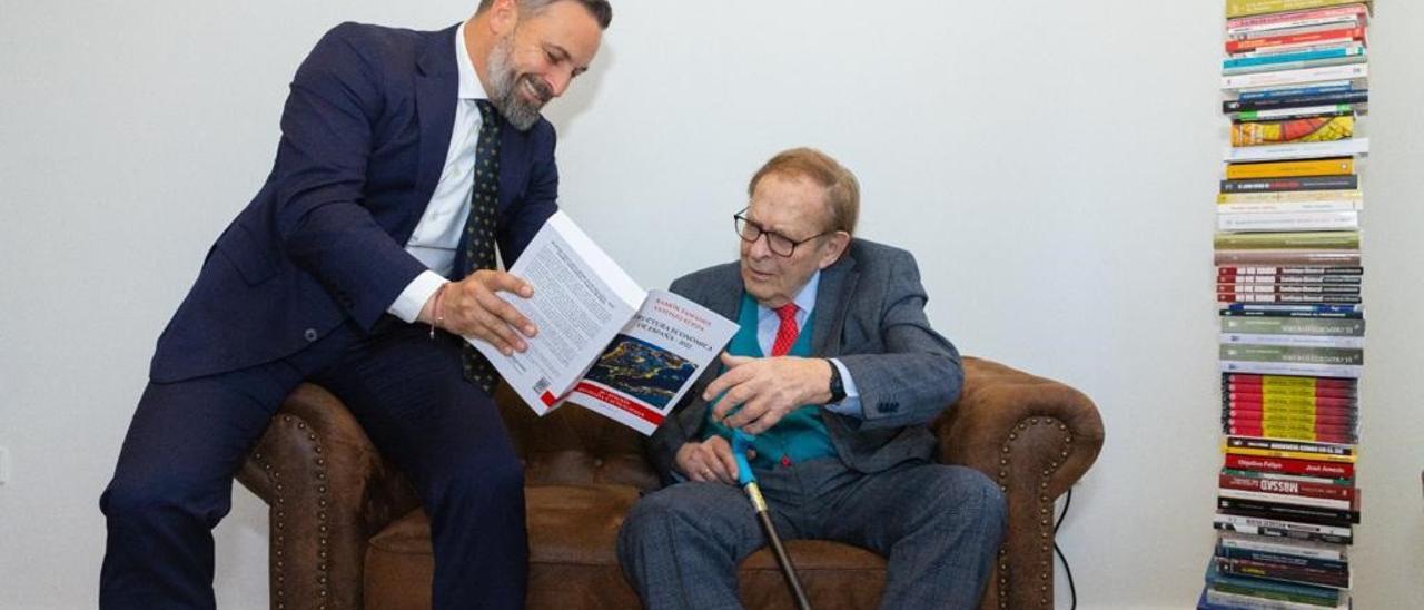 El presidente de Vox, Santiago Abascal, junto al candidato de la moción de censura, Ramón Tamames