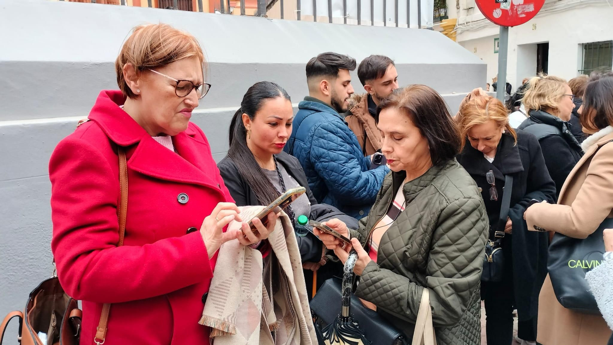 Consultas a los móviles a las puertas de San Bernardo.