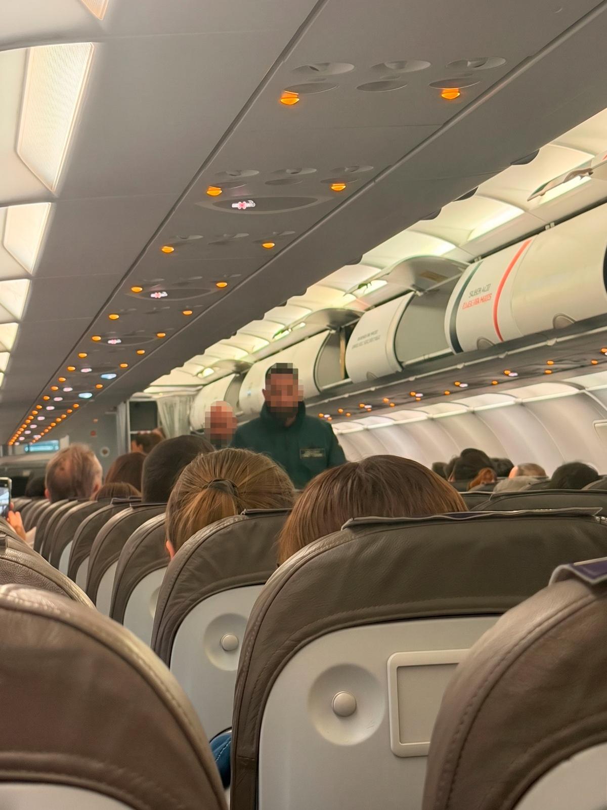 Agentes de la Guardia Civil acceden a la cabina del avión donde se produjo la pelea en el vuelo Zúrich-Palma